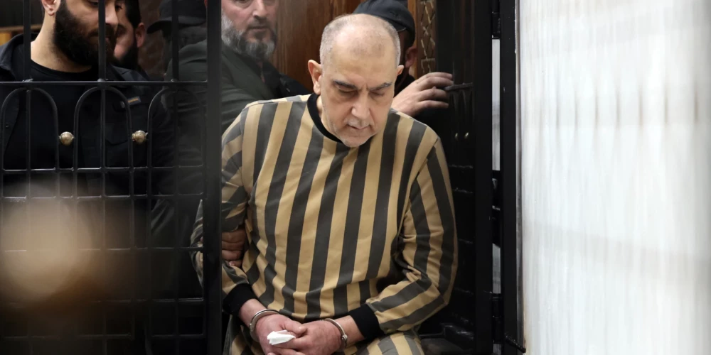 Tiesas priekšā stājies Deras provinces politiskās policijas bijušais priekšnieks brigādes ģenerālis Atefs Nadžibs, kas apsūdzēts noziegumos pret Sīrijas tautu, vēsta aģentūra SANA.