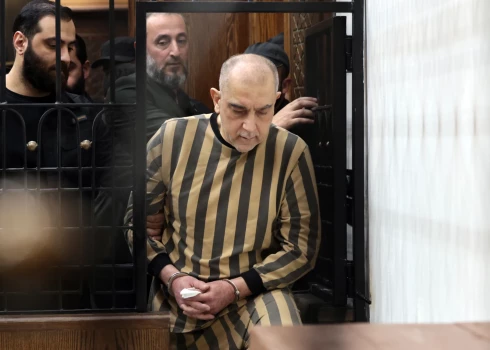 Tiesas priekšā stājies Deras provinces politiskās policijas bijušais priekšnieks brigādes ģenerālis Atefs Nadžibs, kas apsūdzēts noziegumos pret Sīrijas tautu, vēsta aģentūra SANA.