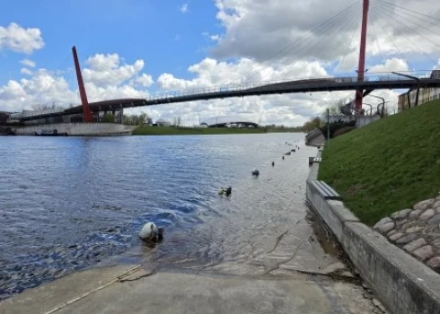 Vēja ietekmē daļēji applūdusi Čakstes bulvāra lejas promenāde Jelgavā.