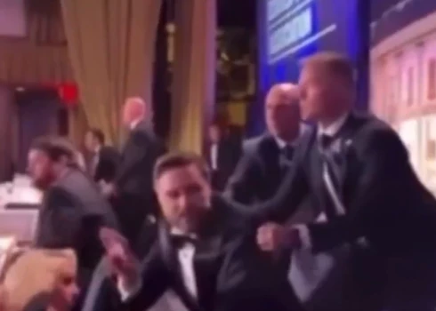 Apsardzes dienesta darbinieki uzreiz sagrābj ASV viceprezidentu Džeimsu Vensu un nogādā viņu drošībā, kamēr ASV prezidenta Donalda Trampa pusē reaģē vēlāk (ekrānuzņēmums no video)