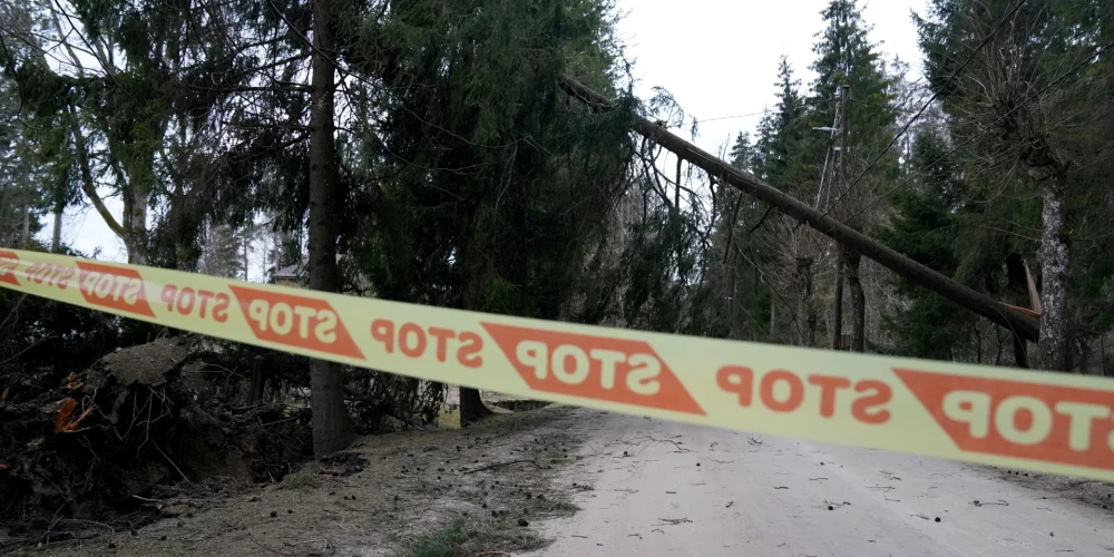 Spēcīgais vējš vietām lauzis kokus un atrāvis ēku konstrukcijas.