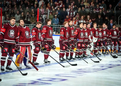 Kad pirms pasaules čempionāta Latvijas izlasei atlicis aizvadīt četras spēles, darbu treniņnometnē neturpinās uzbrucēji Rihards Melnalksnis un Dāniels Andersons.