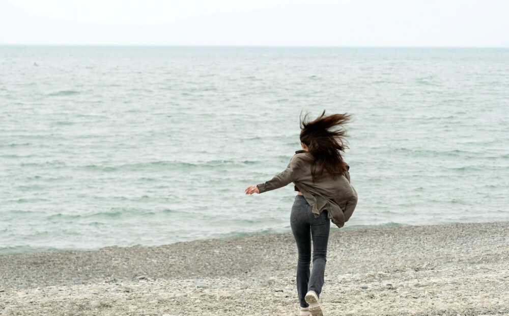 Spēcīgā vēja brāzmas Latvijā sāk pierimt