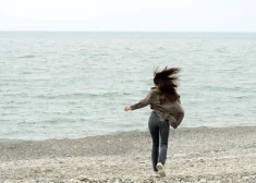 Spēcīgā vēja brāzmas Latvijā sāk pierimt