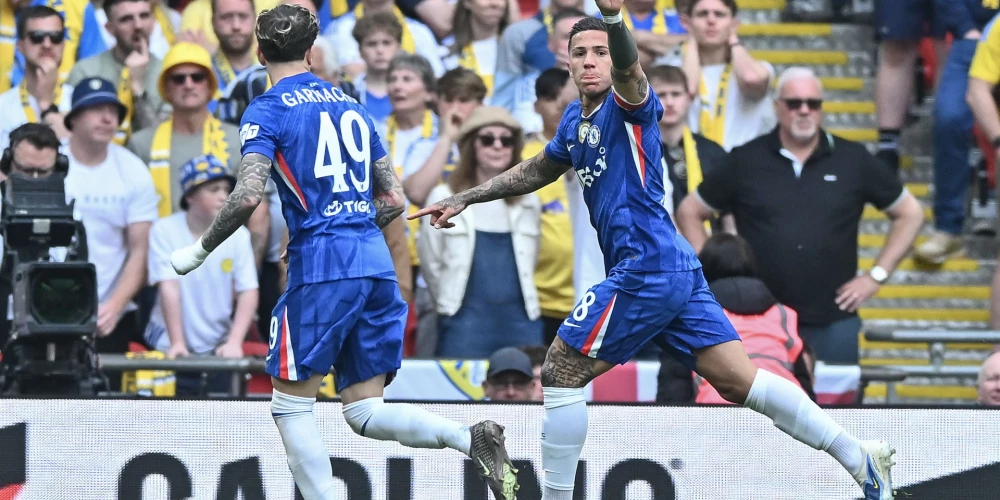 Enso Fernandess (pa labi) līksmo pēc vārtu guvuma.