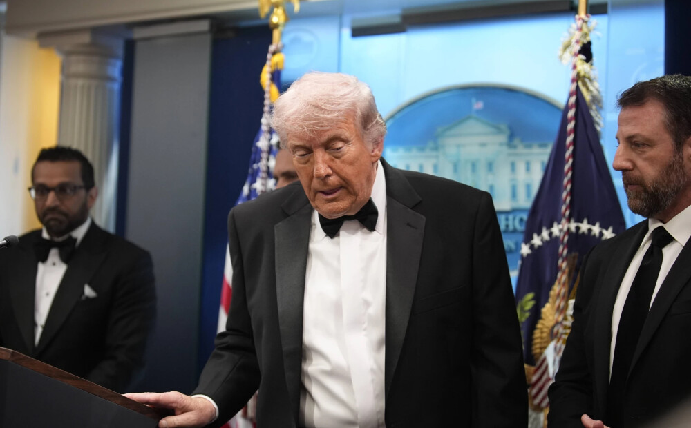 Tramps izsakās par šāvēju Baltā nama korespondentu vakariņās