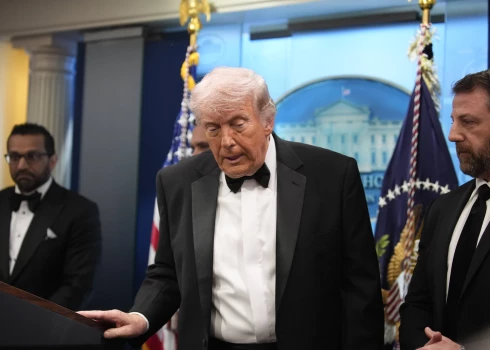 ASV prezidents Donalds Tramps uzstājas pēc apšaudes "Hilton" viesnīcā.