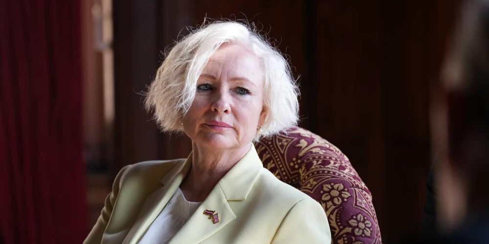 Oficiāli otra augstākā valsts amatpersona – Saeimas priekšsēdētāja – Daiga Mieriņa par savu darbu parlamentā pērn algā saņēmusi 103 tūkstošus eiro.