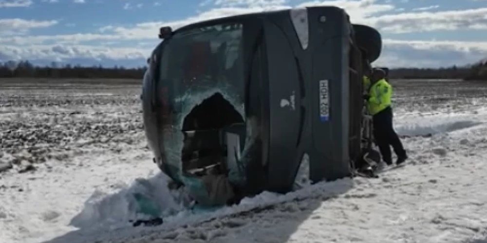 Apgāzies autobuss Igaunijā (ekrānuzņēmums no video)
