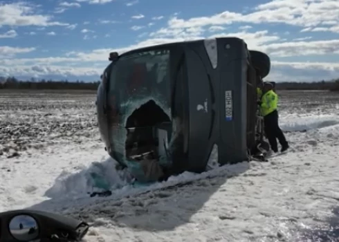 Apgāzies autobuss Igaunijā (ekrānuzņēmums no video)