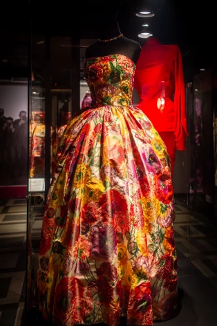 Izstādē apskatāmi gan dziedātāju un aktrišu, gan citu ietekmīgu personību tērpi, arī atsevišķi kostīmi no filmām un seriāliem.