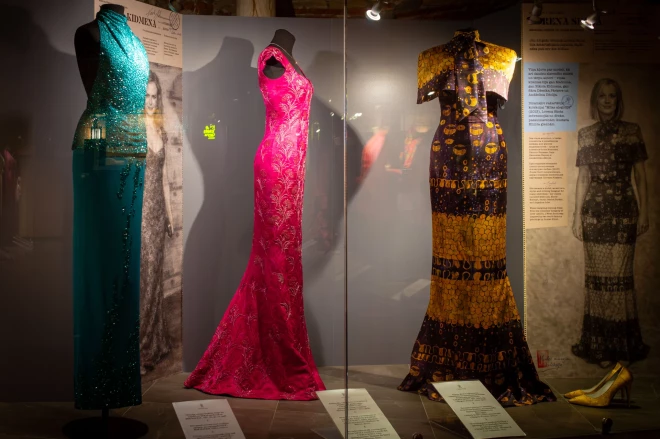 Izstādē apskatāmi gan dziedātāju un aktrišu, gan citu ietekmīgu personību tērpi, arī atsevišķi kostīmi no filmām un seriāliem.