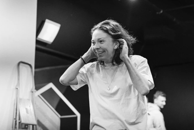 Stāsts ir par smalku, spriedzes pilnu attiecību drāmu, kas pēta mīlestības, atmiņas un laika trauslo arhitektūru caur nodevības prizmu. 