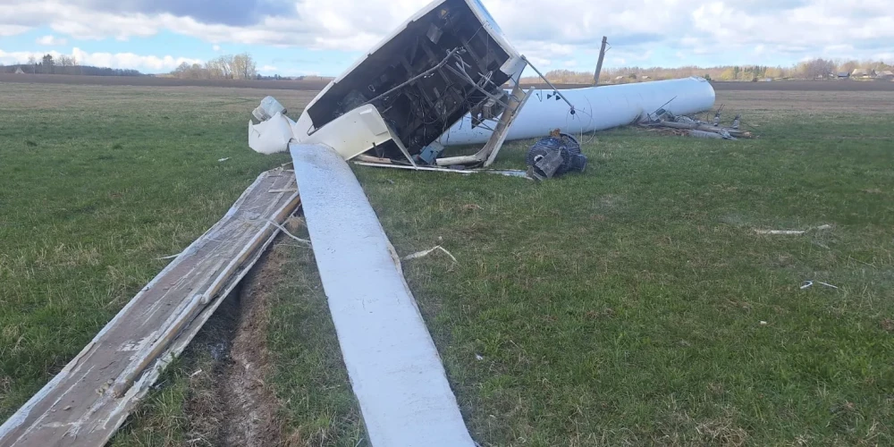 Nokritusī vēja turbīna (foto: Priekules pilsētas un Priekules pagasta apvienības pārvaldes vadītājs Andris Razma)
