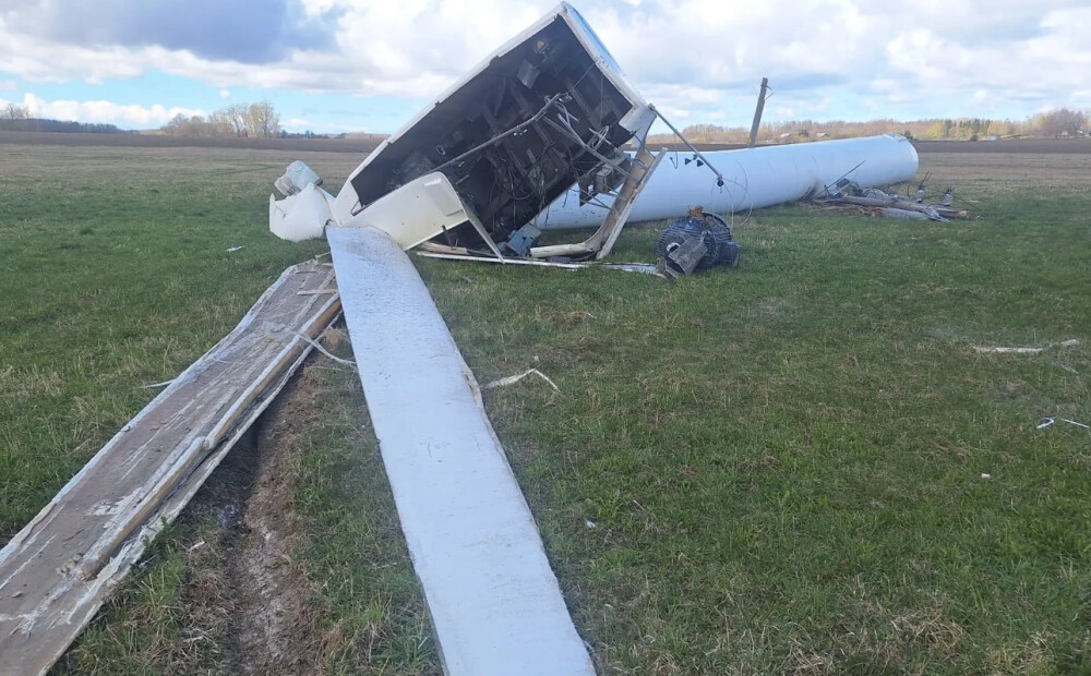 Priekules pagastā vējš nogāzis vēja turbīnu