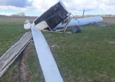 Priekules pagastā vējš nogāzis vēja turbīnu