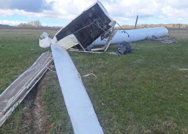 Priekules pagastā vējš nogāzis vēja turbīnu