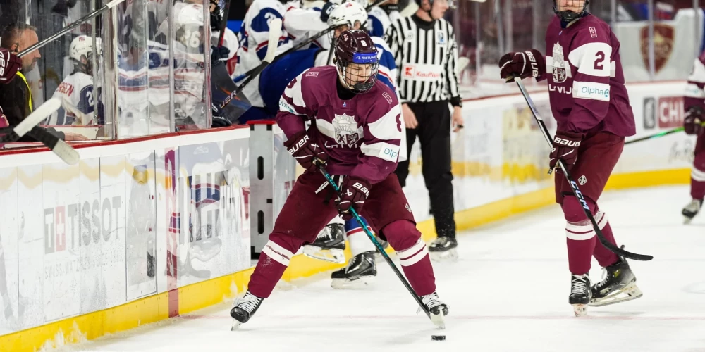 Latvijas U-18 izlases hokejisti mērojas spēkiem ar Norvēģiju (foto: Marika Klaucāne)