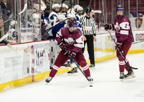 Latvijas U-18 izlases hokejisti mērojas spēkiem ar Norvēģiju (foto: Marika Klaucāne)