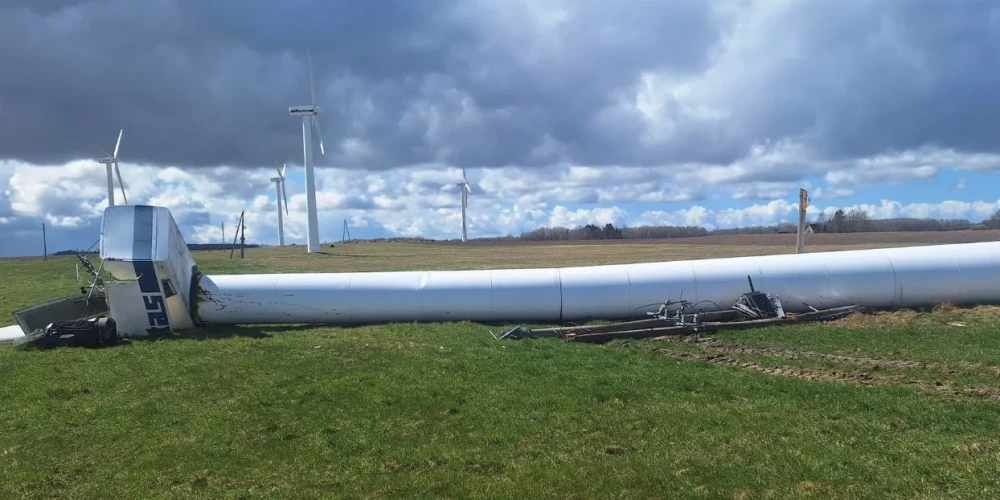 Nokritusī vēja turbīna (foto: Priekules pilsētas un Priekules pagasta apvienības pārvaldes vadītājs Andris Razma)