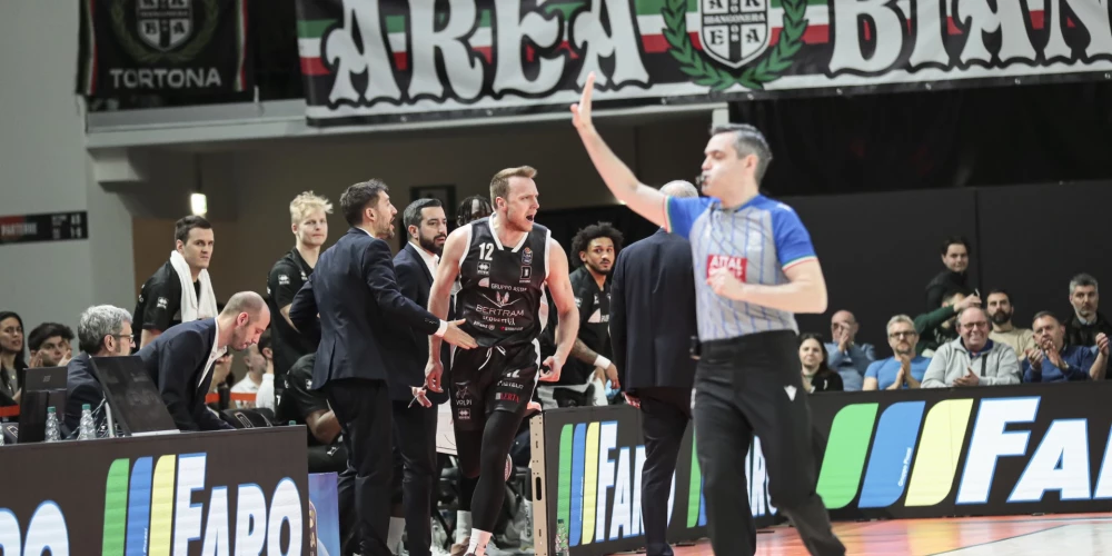 Artūrs Strautiņš (ar 12. numuru)