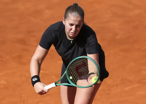 Latvijas tenisa pirmā rakete Aļona Ostapenko svētdien piedzīvoja zaudējumu Madrides "WTA 1000" turnīra vienspēļu trešajā kārtā.