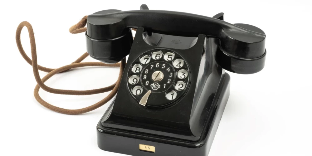 Kādreizējā Latvijas prezidenta Kārļa Ulmaņa rezidencē Dauderos, tagad – Nacionālā vēstures muzeja nodaļā skatāma izstāde par nu jau aizmirsto komunikācijas tehnikas sasniegumu – stacionāriem telefoniem ar ciparnīcu. 