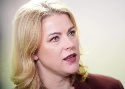 Ministru prezidente Evika Siliņa pērn ievērojami palielinājusi kopējos bezskaidras naudas uzkrājumus.