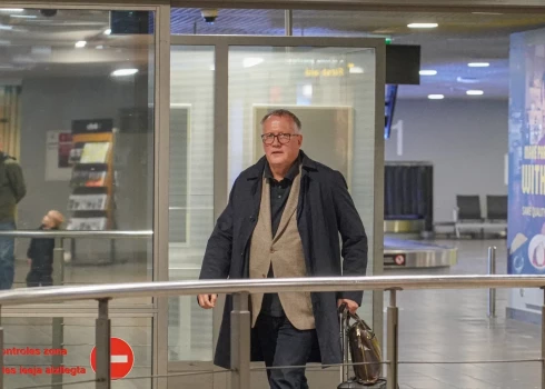  Ministru prezidente Evika Siliņa (JV) vienlaikus piešķīra atvaļinājumus virknei savas partijas valsts amatpersonu/