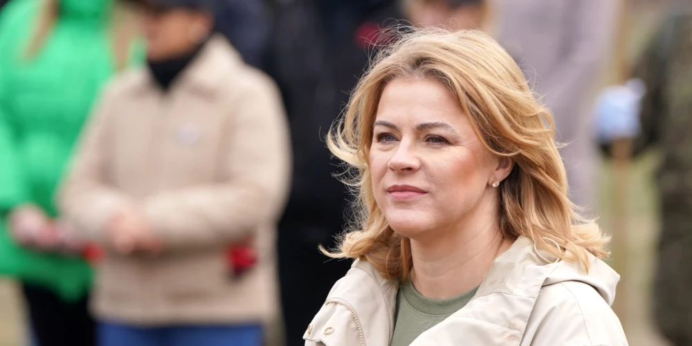 Премьер-министр Эвика Силиня участвует в Большой толоке на полуострове Грапью.