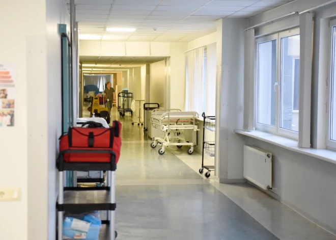Austrumu slimnīcā darba vietā miris atrasts slimnīcas darbinieks; notikuma vietā strādā policija