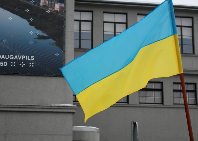 Aizturēts vīrietis par Ukrainas karoga noraušanu un saplēšanu Daugavpilī