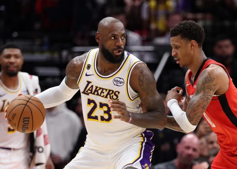 Lebronam Džeimsam šoreiz saviem standartiem pieticīgs sniegums - 10 punkti, deviņas rezultatīvas piespēles un astoņas kļūdas. 