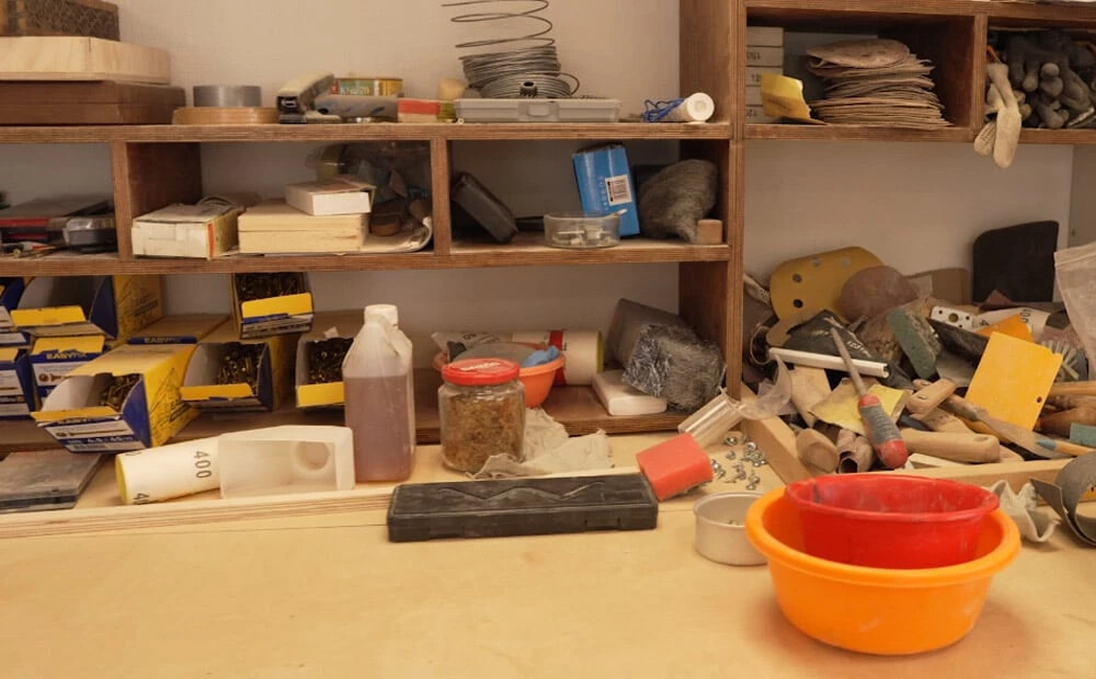 Rīgas svētku lielformāta baneri pārtop par jaunās kultūrvietas jumtu Bolderājas bibliotēkas pagalmā