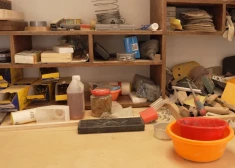 Rīgas svētku lielformāta baneri pārtop par jaunās kultūrvietas jumtu Bolderājas bibliotēkas pagalmā