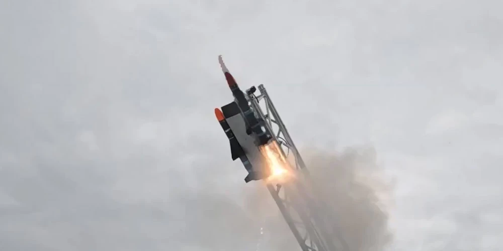 Raķete veiksmīgi tika palaista no pilona, ​​kas uzstādīts uz testa platformas.