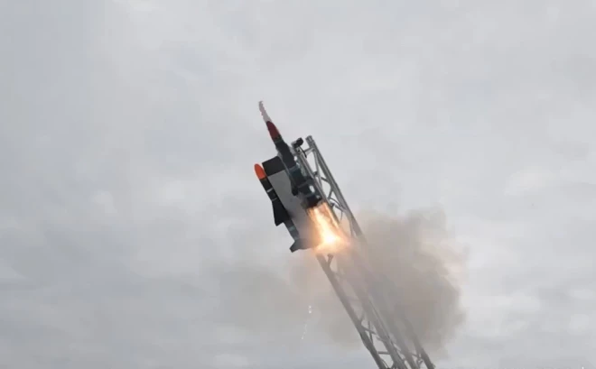Raķete veiksmīgi tika palaista no pilona, ​​kas uzstādīts uz testa platformas.