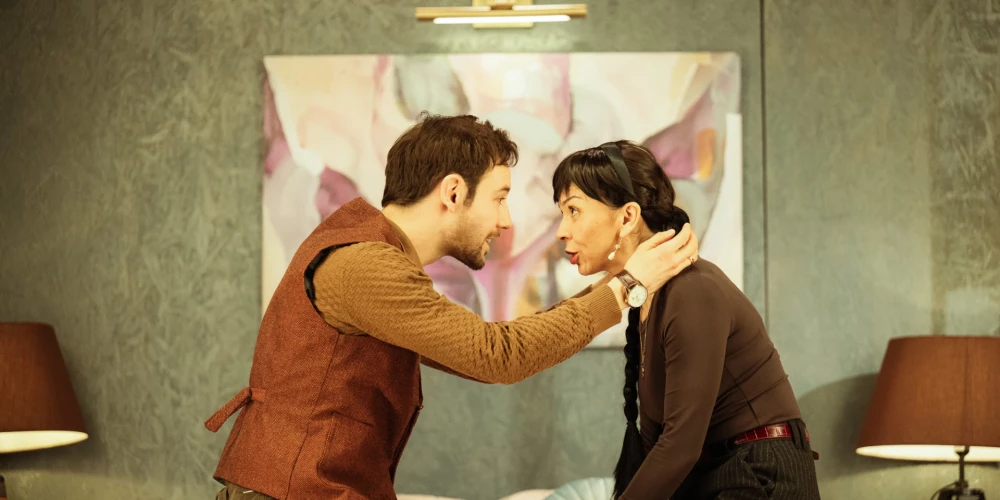 2026. gada 24. aprīļa vakarā Mihaila Čehova Rīgas Krievu teātra skatītāji piedzīvoja režisora Maksima Didenko iestudējuma "Nodevība" pirmizrādi.