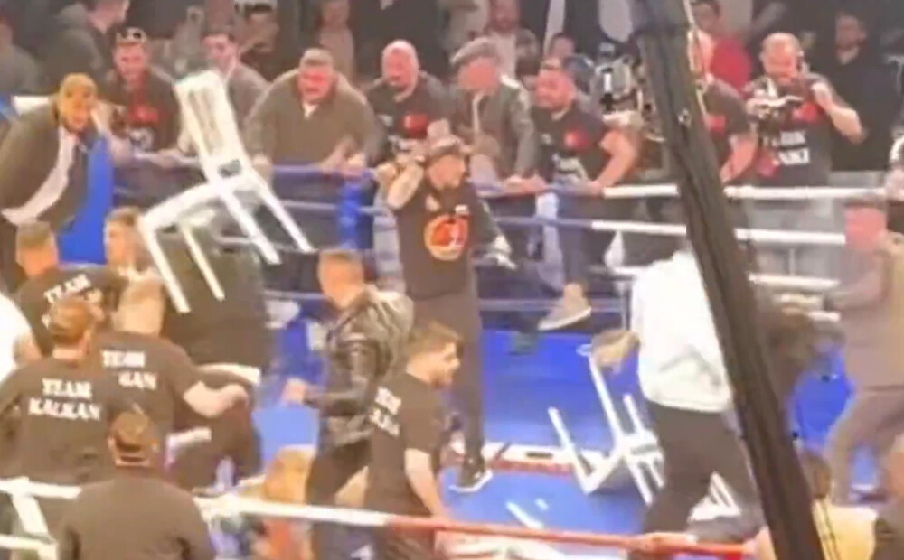 Boksa cīņa Turcijā par pasaules čempiona titulu pārvēršas asiņainā masu kautiņā. VIDEO