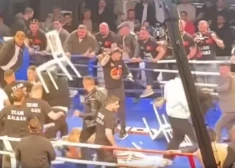 Boksa cīņa Turcijā par pasaules čempiona titulu pārvēršas asiņainā masu kautiņā. VIDEO