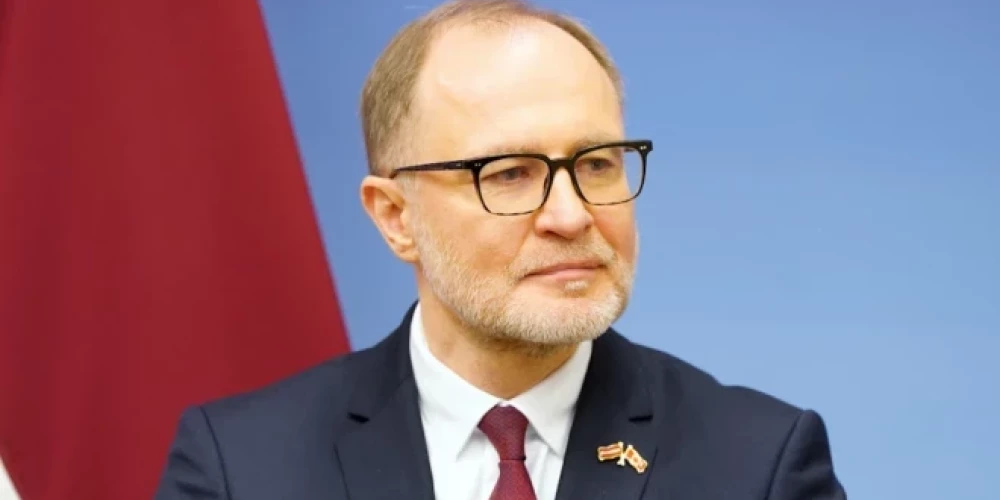 Par to, ka Andra Sprūda (P) vadītā AM strādā ne pārāk ātros tempos iepriekš medijos ir runāts ne reizi vien, tostarp, atspoguļojot sadarboties aizsardzības inovācijās alkstošu uzņēmēju neapmierinātību ar ministrijas vadību.