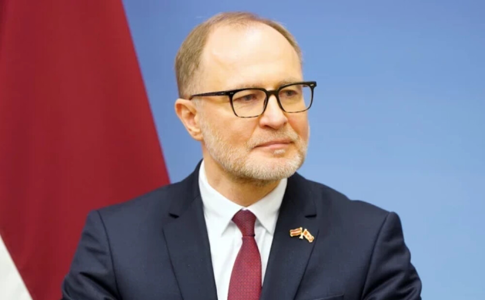 Vai Aizsardzības ministrija ieSprūdusi birokrātijā? Jomas eksperti spriež – kādēļ no ministrijas aiziet pieredzes bagātākie darbinieki