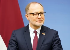 Vai Aizsardzības ministrija ieSprūdusi birokrātijā? Jomas eksperti spriež – kādēļ no ministrijas aiziet pieredzes bagātākie darbinieki