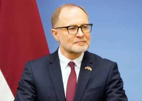 Par to, ka Andra Sprūda (P) vadītā AM strādā ne pārāk ātros tempos iepriekš medijos ir runāts ne reizi vien, tostarp, atspoguļojot sadarboties aizsardzības inovācijās alkstošu uzņēmēju neapmierinātību ar ministrijas vadību.