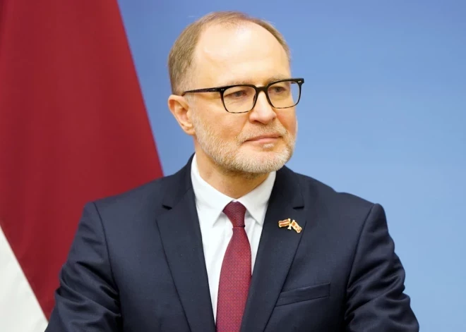 Vai Aizsardzības ministrija ieSprūdusi birokrātijā? Jomas eksperti spriež – kādēļ no ministrijas aiziet pieredzes bagātākie darbinieki