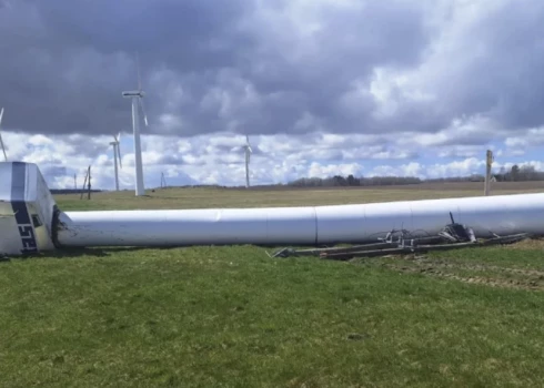 Nokritusī vēja turbīna (foto: Priekules pilsētas un Priekules pagasta apvienības pārvaldes vadītājs Andris Razma)
