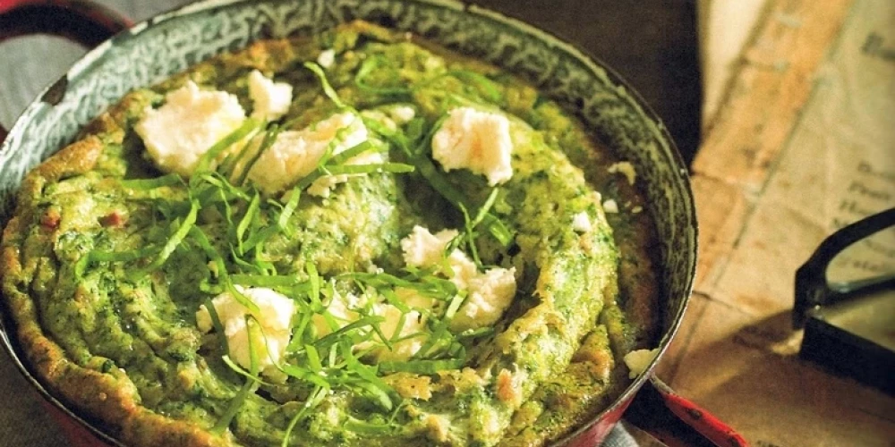 Cepeškrāsnī gatavota omlete ar skābenēm un nātrēm.