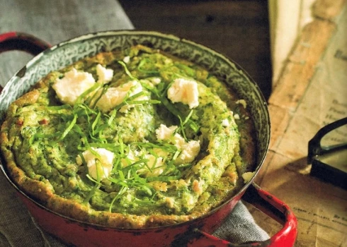 Cepeškrāsnī gatavota omlete ar skābenēm un nātrēm.