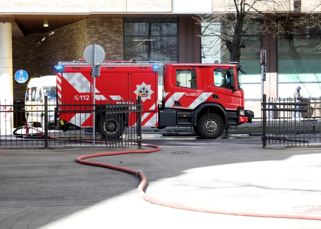 В Даугавгриве экстренные службы тушат пожар в пятиэтажке