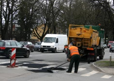 В Риге идет борьба с ямами на дорогах. Каковы успехи?